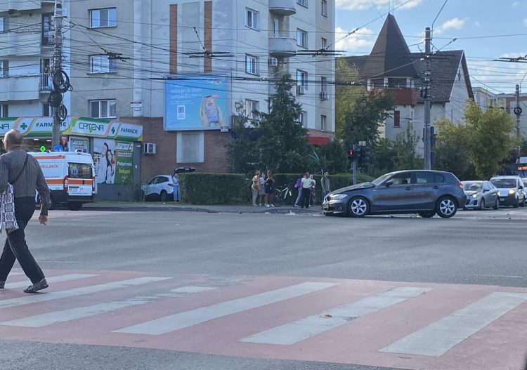 Accident rutier în zona Policlinicii Sf. Maria din Baia Mare. O maşină s-a izbit de peretele unei farmacii – foto