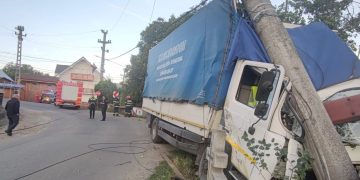 O camionetă s-a izbit de un stâlp la Budeşti
