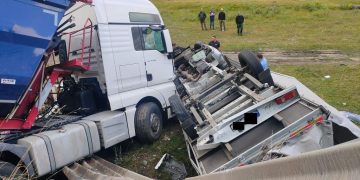 Accident cumplit la Bistriţa. Un şofer a murit pe loc după un impact între două camioane şi o autoutilitară pe DN 17