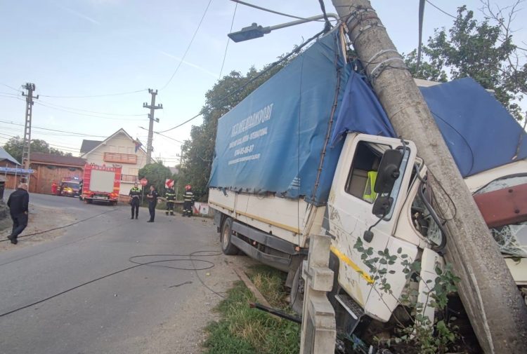 O camionetă s-a izbit de un stâlp la Budeşti