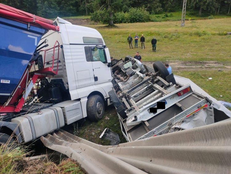 Accident cumplit la Bistriţa. Un şofer a murit pe loc după un impact între două camioane şi o autoutilitară pe DN 17