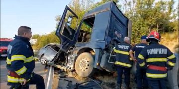 O nouă tragedie pe şosele. Doi tineri au murit după ce maşina lor s-a înfipt sub roţile unui TIR