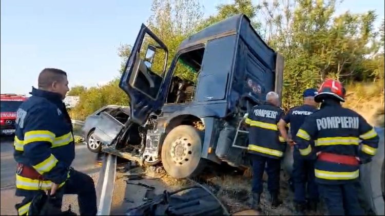 O nouă tragedie pe şosele. Doi tineri au murit după ce maşina lor s-a înfipt sub roţile unui TIR