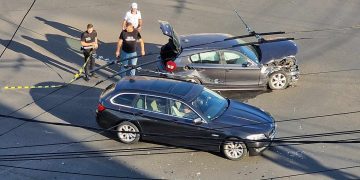 Accident rutier în zona Policlinicii Sf. Maria din Baia Mare. O maşină s-a izbit de peretele unei farmacii – foto