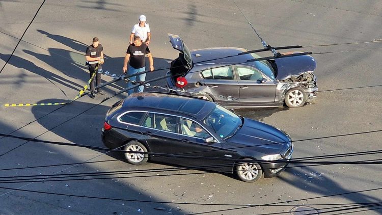Accident rutier în zona Policlinicii Sf. Maria din Baia Mare. O maşină s-a izbit de peretele unei farmacii – foto