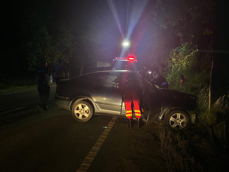 ACCIDENT CICÂRLĂU. O șoferiță de 19 ani a băgat o femeie în spital