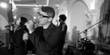 Băimăreanul Adi Sînă, fondatorul trupe Akcent, este acuzat că nu și-a respectat angajamentul contractual