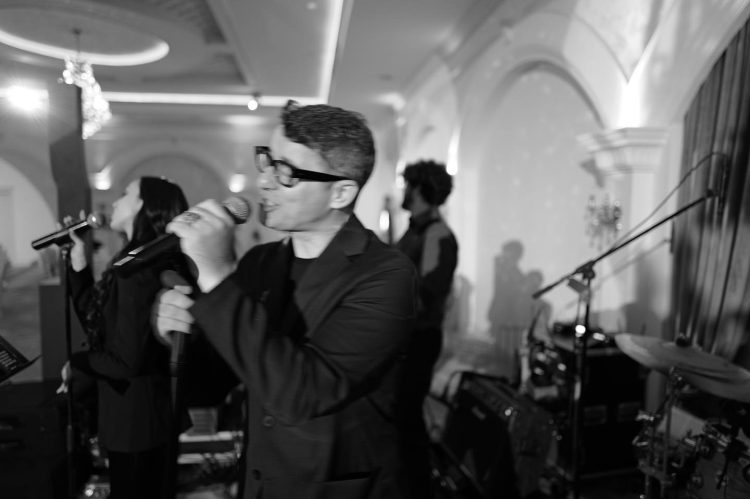 Băimăreanul Adi Sînă, fondatorul trupe Akcent, este acuzat că nu și-a respectat angajamentul contractual