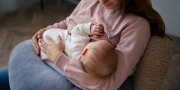 Mămicile din Maramureș consiliate cum să alăpteze corect