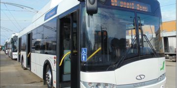 N-a mai putut de cald și a spart geamul autobuzului, din greșeală