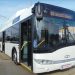 N-a mai putut de cald și a spart geamul autobuzului, din greșeală