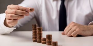 Românii pot cumpăra titluri de stat TEZAUR cu dobânzi anuale de 5,80% sau 6,60%.