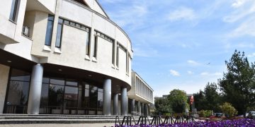 Biblioteca Județeană Baia Mare găzduiește expoziția ”Lumină și culoare”
