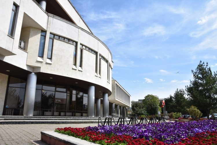 Biblioteca Județeană Baia Mare găzduiește expoziția ”Lumină și culoare”