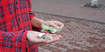 Femeie prinsă la cerșit cu 1.000 lei în buzunar