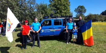 Jandarmii montani maramureșeni, în vizită la tinerii aflați în Tabăra Creștină de la Rohia