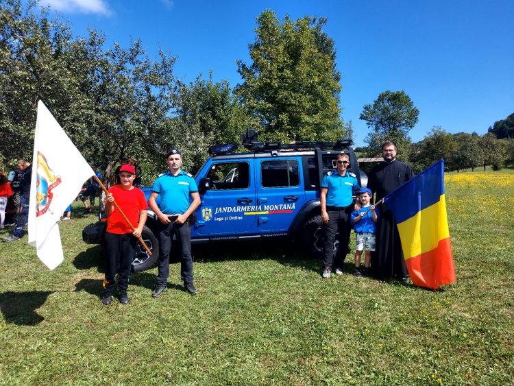 Jandarmii montani maramureșeni, în vizită la tinerii aflați în Tabăra Creștină de la Rohia