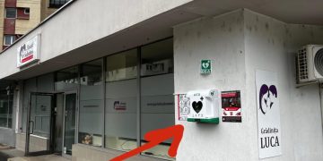 Defibrilator automat montat la sediul Părinți Salvatori din Baia Mare