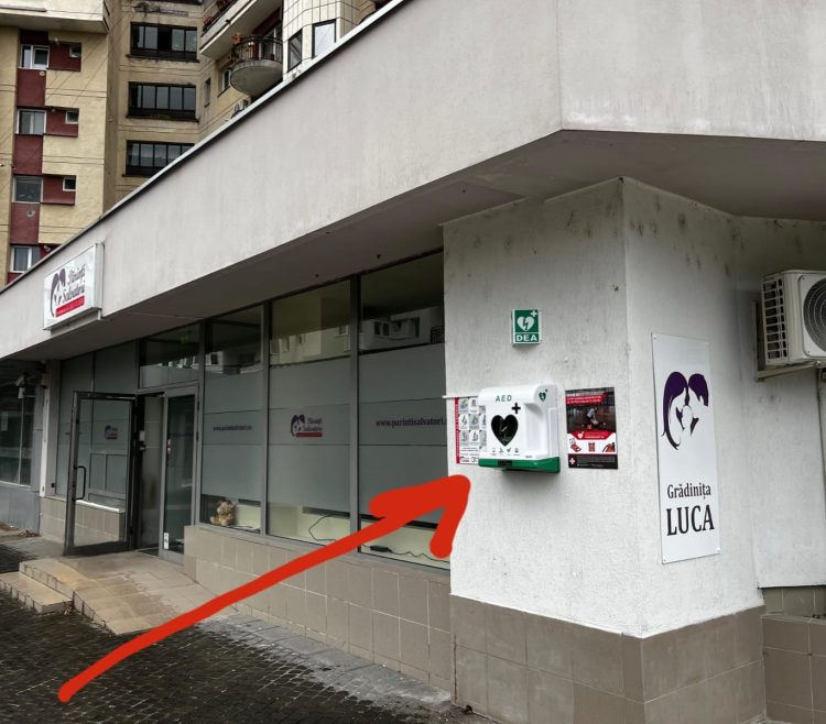 Defibrilator automat montat la sediul Părinți Salvatori din Baia Mare