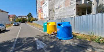 Igluuri pentru deșeurile reciclabile amplasate pe trotuar, în Baia Mare