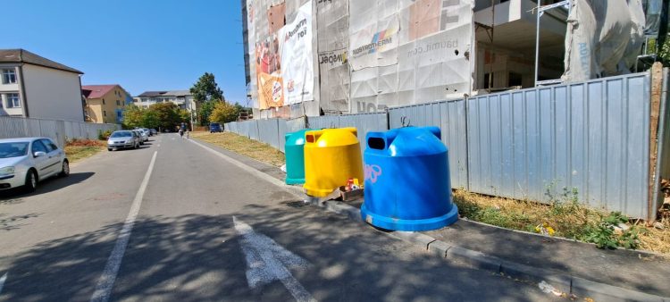 Igluuri pentru deșeurile reciclabile amplasate pe trotuar, în Baia Mare