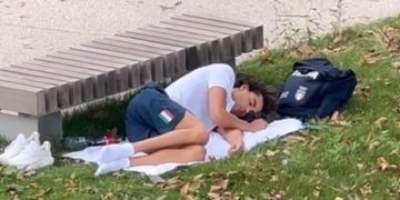 Imagini virale cu medaliatul cu aur la JO! A fost filmat în timp ce dormea în parc, după ce a criticat condițiile de la Paris