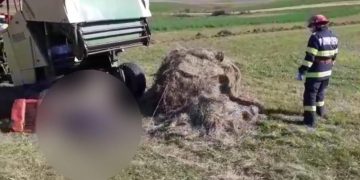 Bărbat decedat după ce a fost surprins într-o balotieră