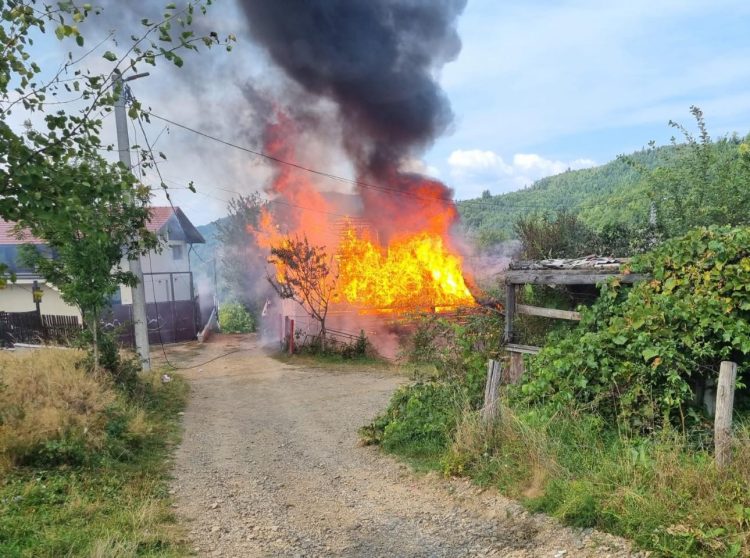 Anunț umanitar! O familie cu 9 copii din Cavnic a rămas pe drumuri în urma unui incendiu