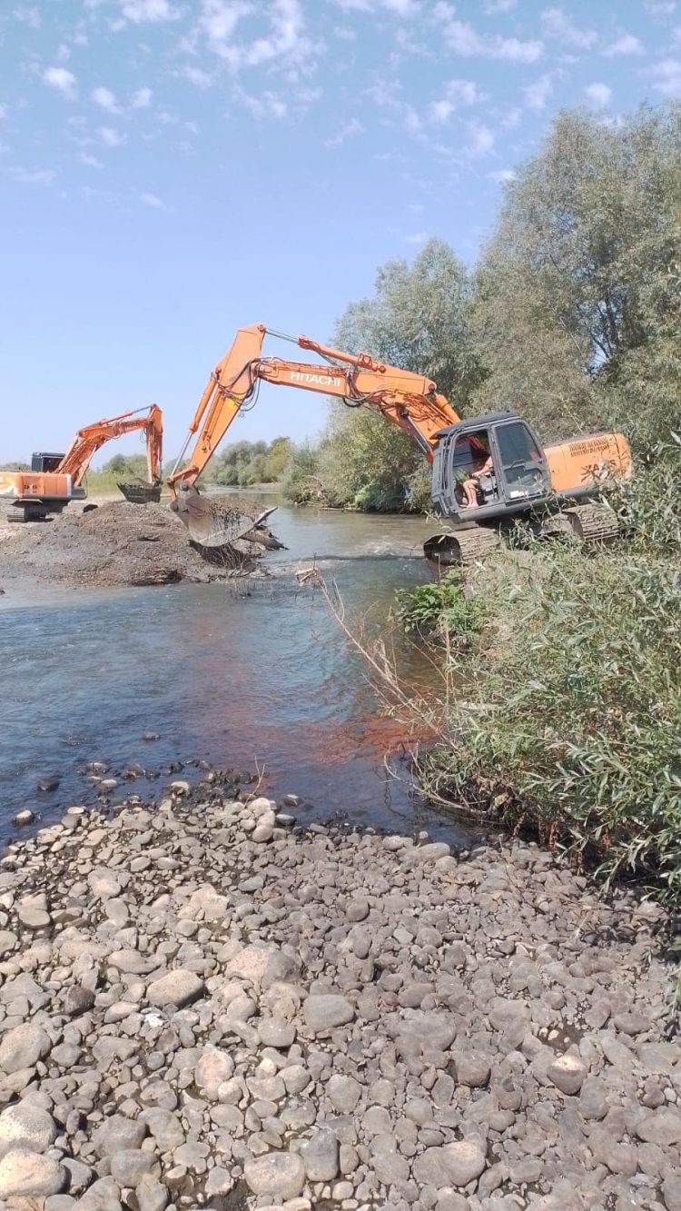 Lucrări la râul Lăpuș în Bozânta Mică