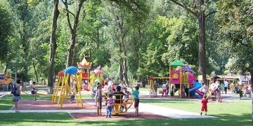 Copilași accidentați la locul de joacă din parcul Grădina Morii, din Sighet