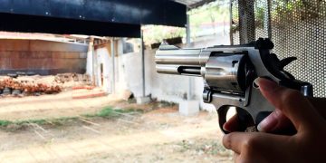 Săliștea de Sus. A fost împușcat în picior, după ce a atacat polițiștii cu cuțitul