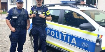 Intervenţie contra cronometru pentru poliţiştii Secţiei 5 Ocna Şugatag pentru salvarea unui bătrân căruia i s-a făcut rău în poarta casei