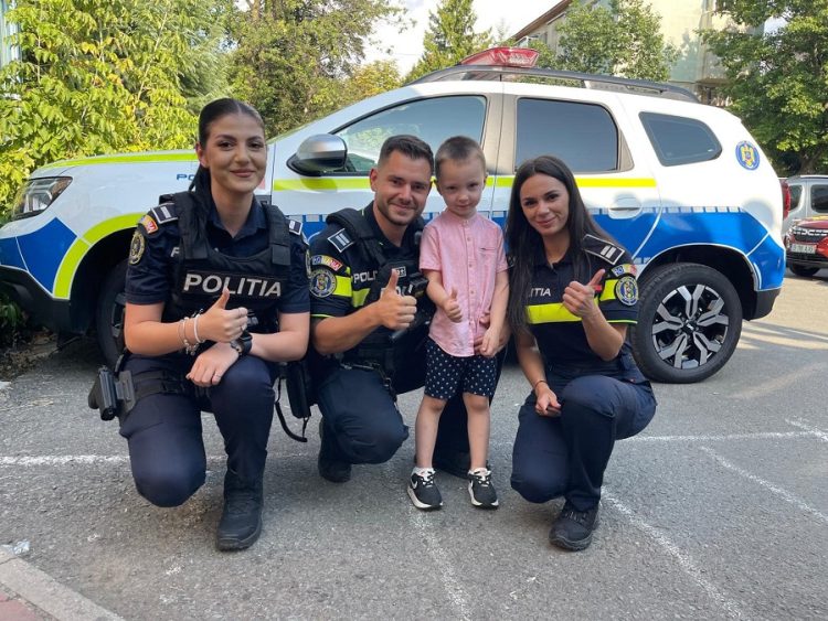 Un băieţel de patru anişori, vizitat de polițiști chiar de ziua lui