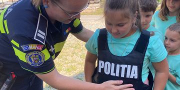 Polițiștii de prevenire prezenți la tabăra „În satul românesc între tradiție și credință”