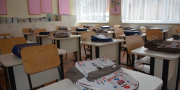 Elevii din clasa 0 primesc ghiozdane gratuite. Cu ce vor fi echipate