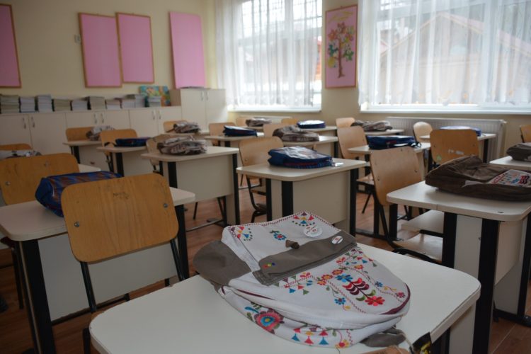 Elevii din clasa 0 primesc ghiozdane gratuite. Cu ce vor fi echipate