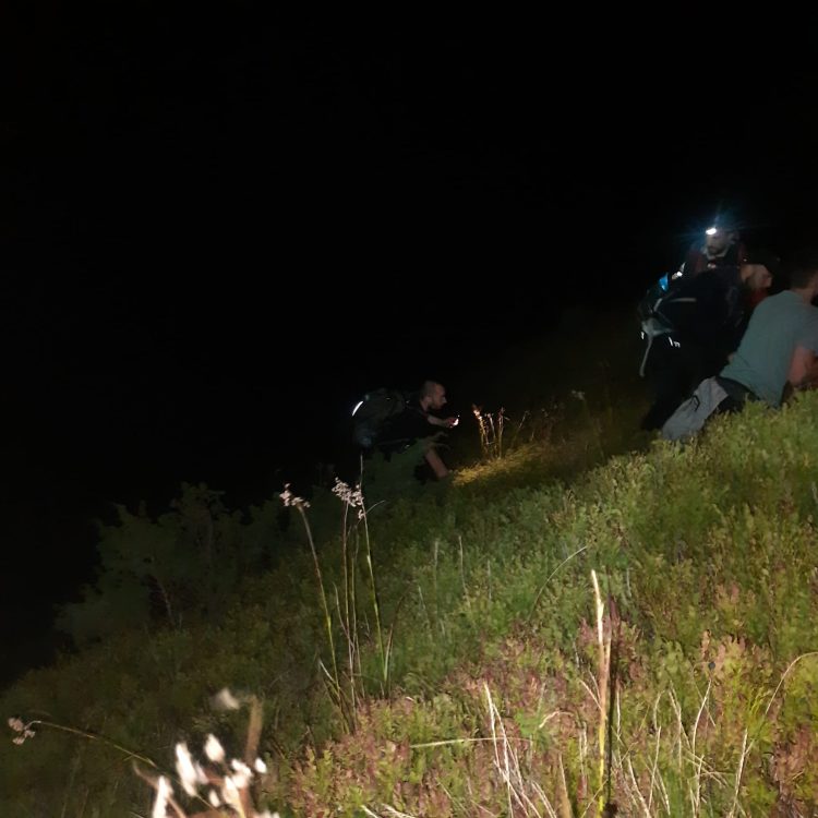 Acţiune a salvamontiştilor maramureşeni pentru coborârea de pe munte a trei ucraineni rătăciţi – foto