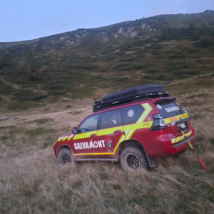 Acţiune a salvamontiştilor maramureşeni pentru coborârea de pe munte a trei ucraineni rătăciţi – foto
