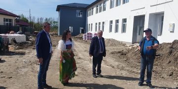 În Maramureș avem o școală unde elevii învață pe trei schimburi