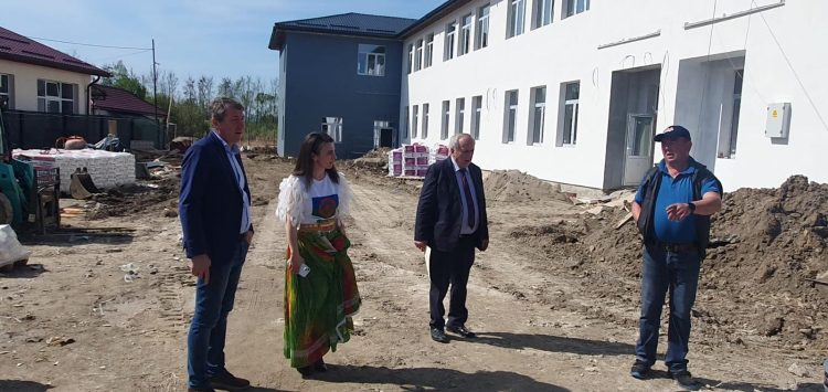 În Maramureș avem o școală unde elevii învață pe trei schimburi