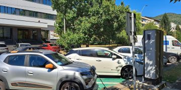 Baia Mare. Multe stații de încărcare pentru mașini electrice, puține locuri de parcare