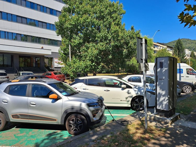 Baia Mare. Multe stații de încărcare pentru mașini electrice, puține locuri de parcare