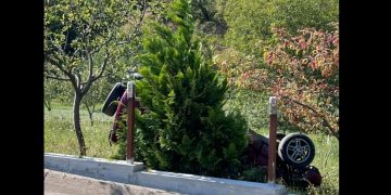 Accident pe DJ 184, în Șurdești! Un autoturism a ajuns pe plafon