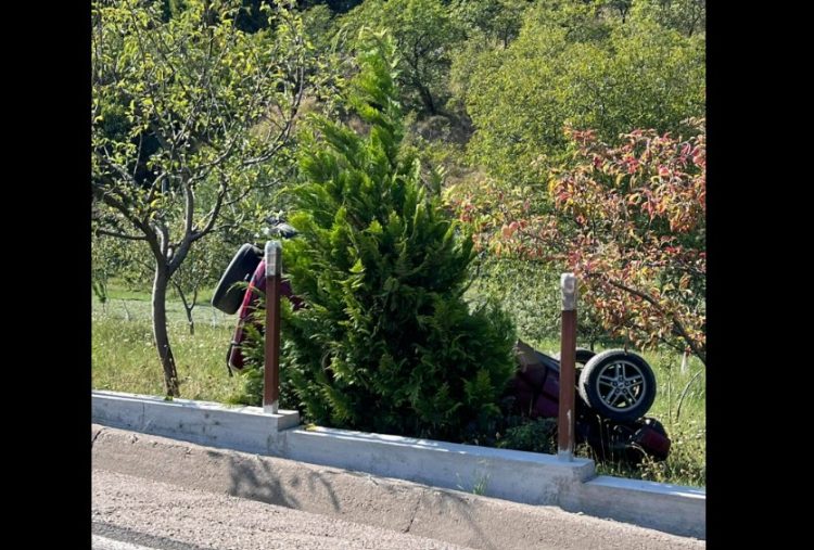 Accident pe DJ 184, în Șurdești! Un autoturism a ajuns pe plafon