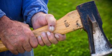 Ce spun poliţiştii despre crima din Vişeu de Jos. Un bătrân de 71 de ani a fost ucis cu un topor