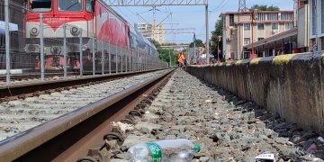 Călătorii mustrați de CFR. Drumul spre mare, plin de gunoaie
