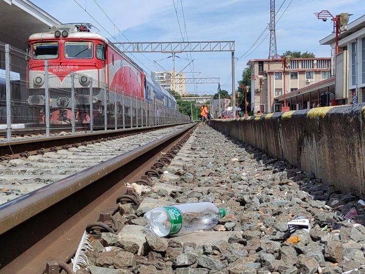 Călătorii mustrați de CFR. Drumul spre mare, plin de gunoaie