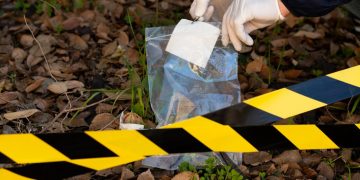 Cadavrul unui bărbat descoperit în spatele unei hale din Baia Mare