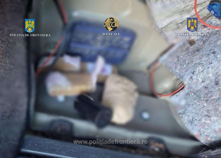 Canabis descoperit de polițiștii de frontieră în portbagajul unui francez