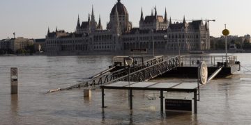 Imagini apocaliptice. Dunărea a inundat Budapesta. Hoții au furat sacii cu nisip care ar fi trebuit să oprească apa